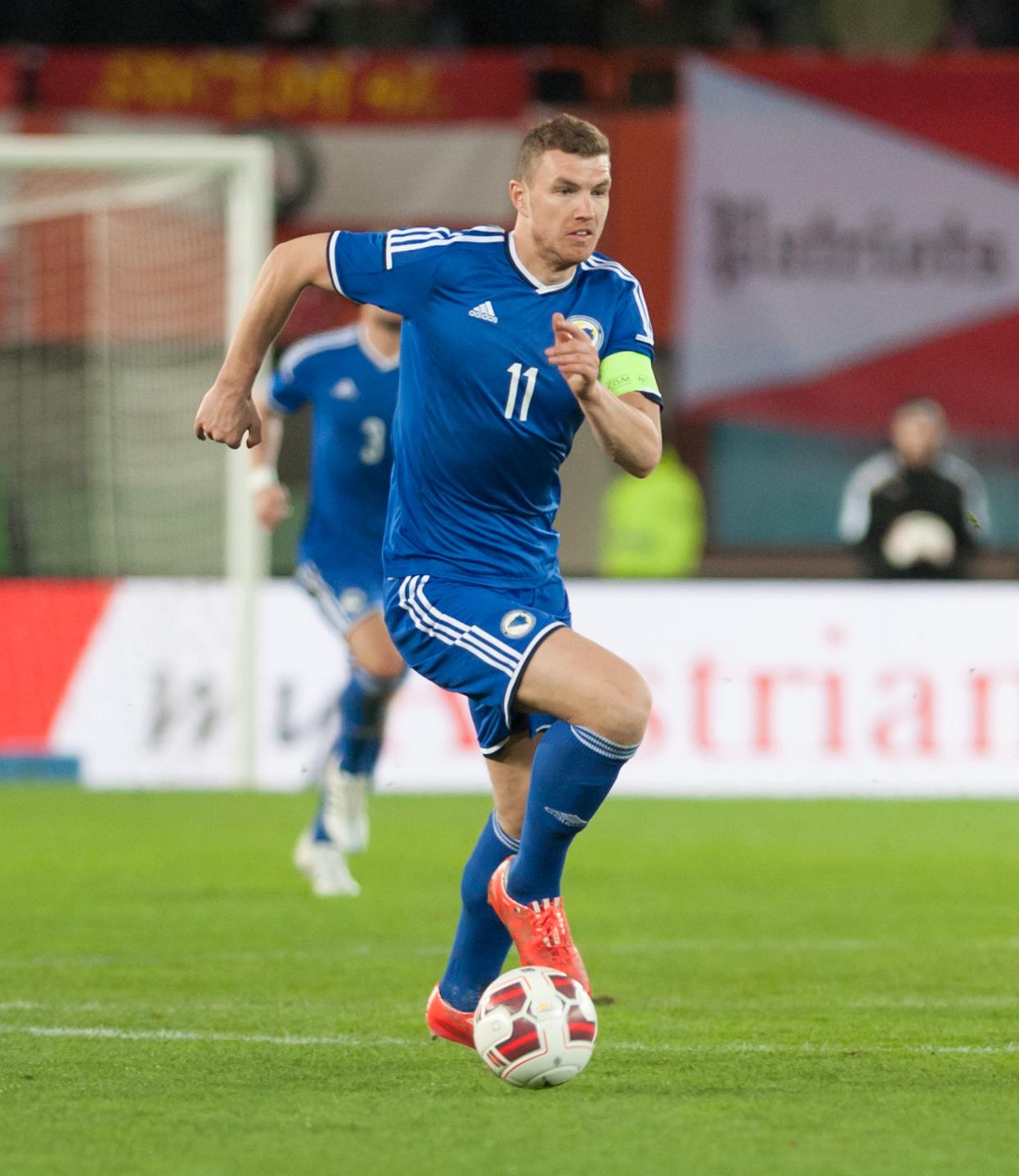 Edin Džeko i Bosnien och Hercegovinas landslagströja under matchen mot Österrike 2015