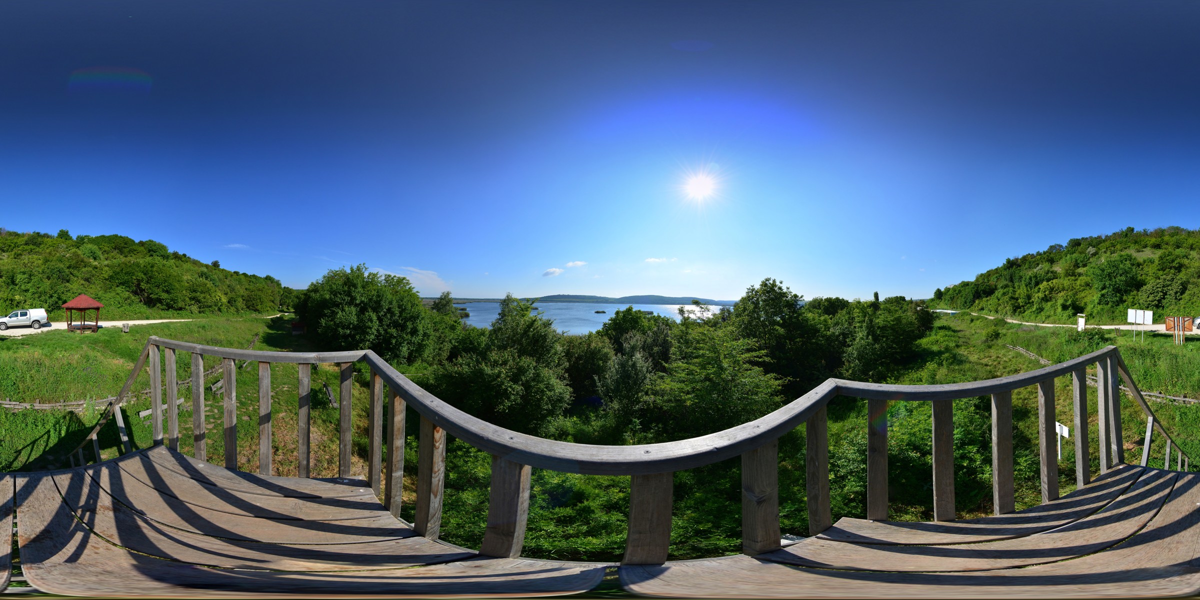 Panoramavy från en träplattform över Srebarnasjön och reservatets gröna strandmiljö.