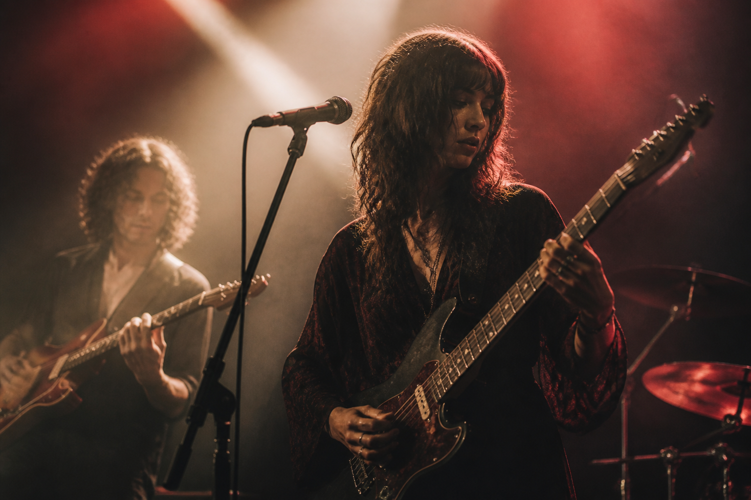 Redaktionell illustration: Mora sti Fotia performing with electric guitars under stage lights at Technopolis