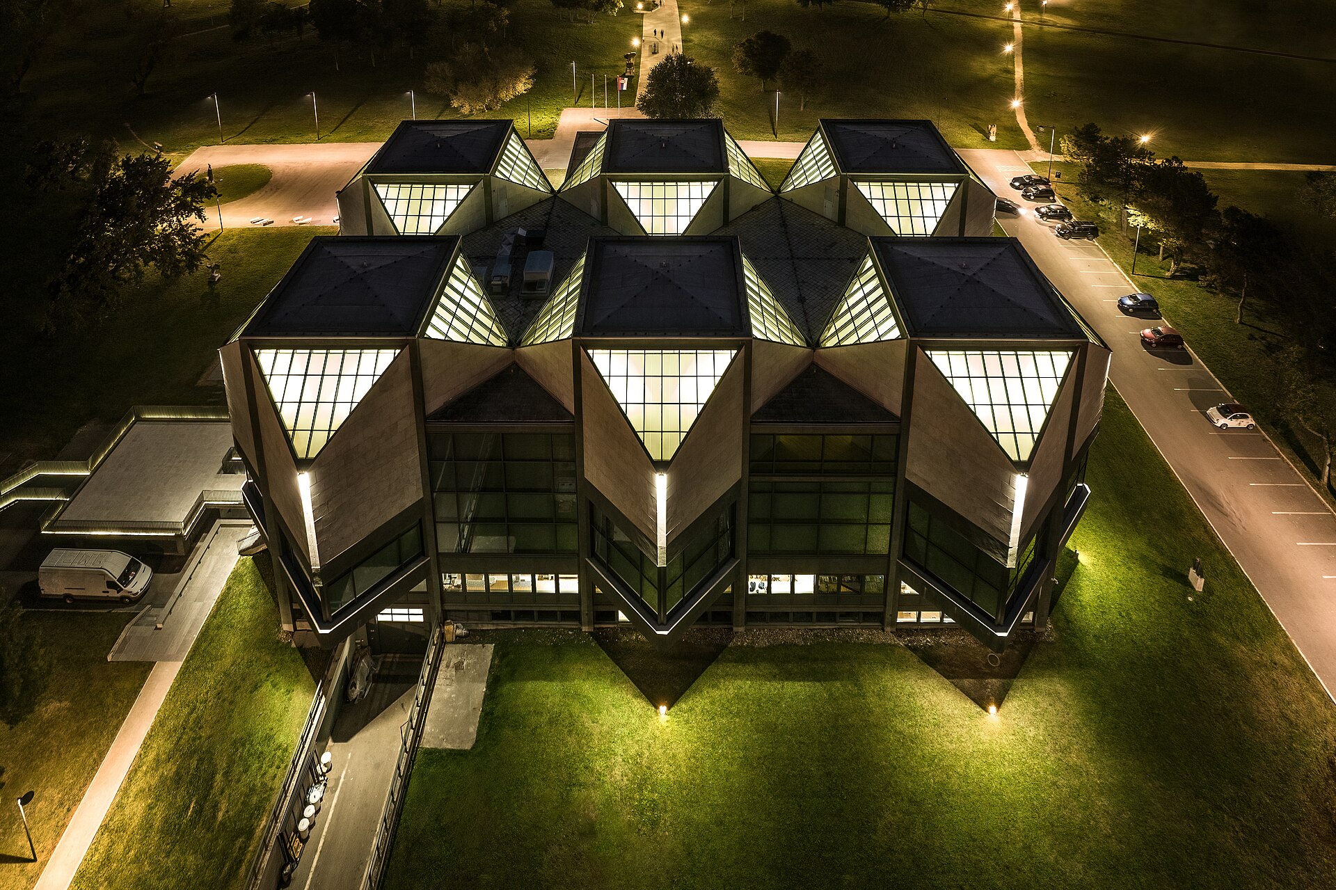 Museet för samtida konst i Belgrad med sin slående modernistiska arkitektur och rena, geometriska linjer.