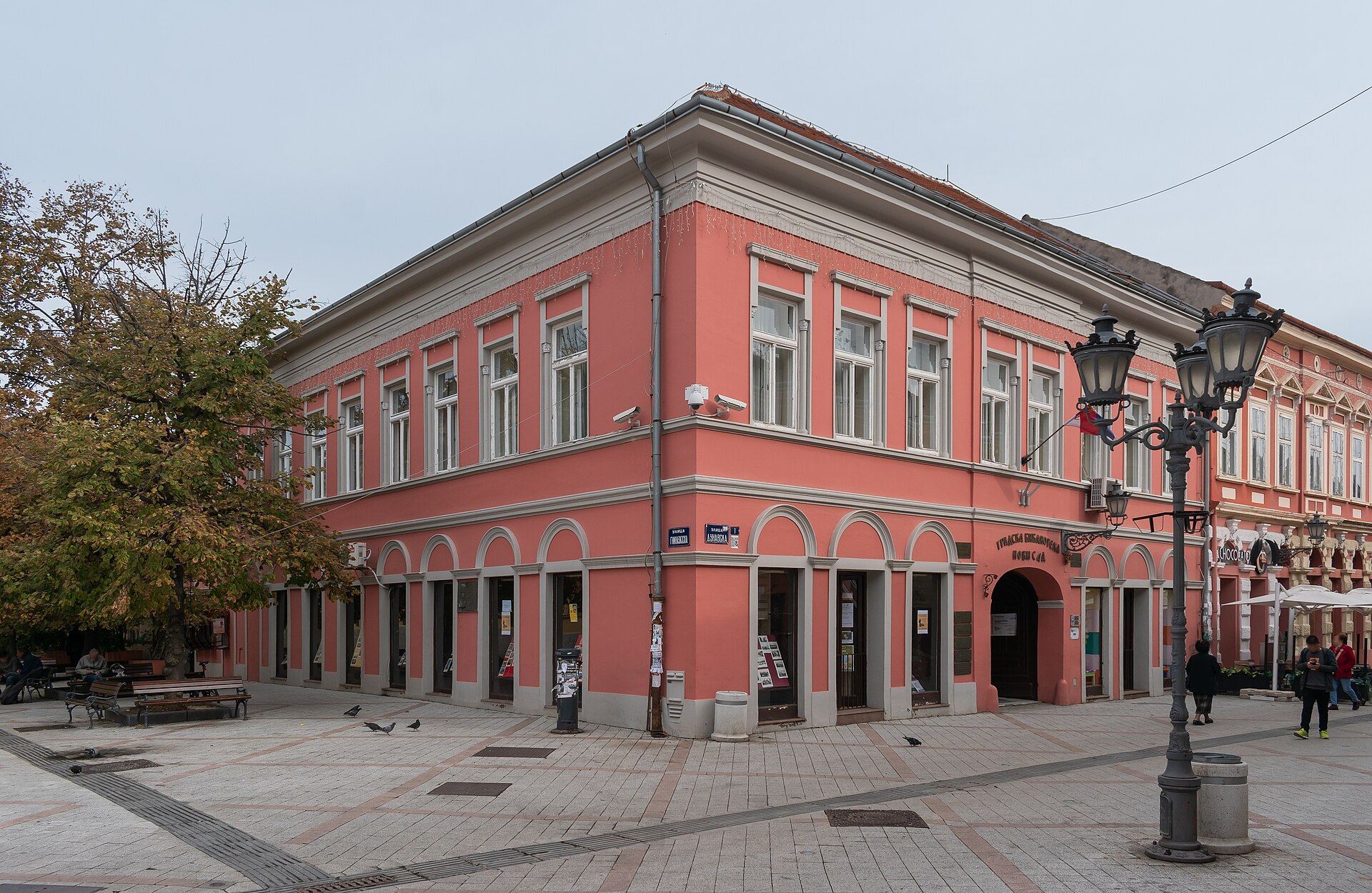 Vacker historisk arkitektur på Dunavska-gatan i centrala Novi Sad, Serbien.