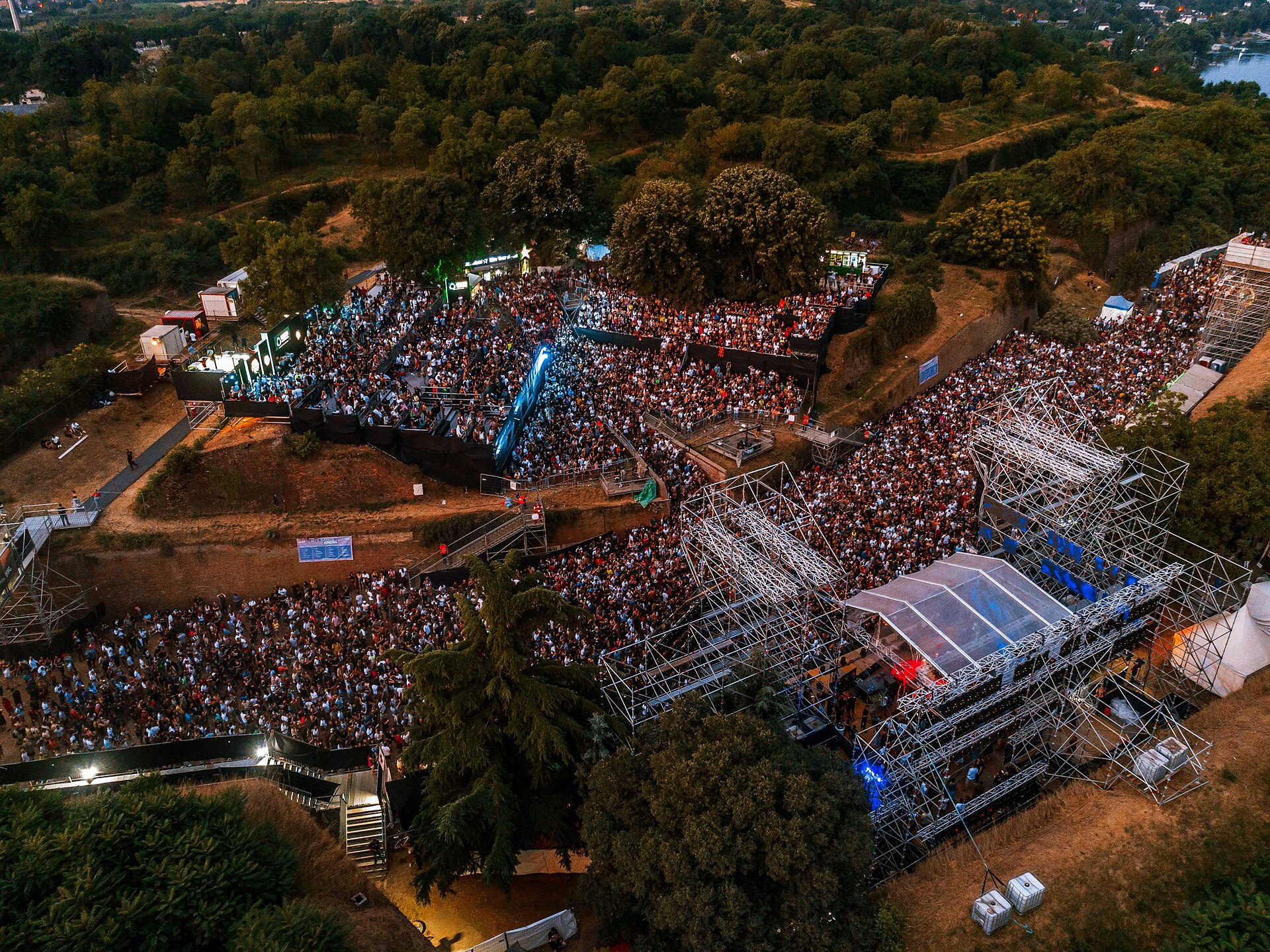 Flygfoto över den färgstarkt upplysta Exit-festivalen på Petrovaradin-fästningen i Novi Sad.