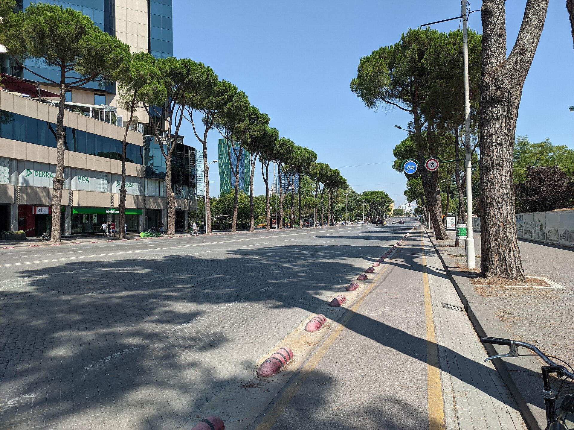 Vy över Tirana i Albanien med en blandning av färgglada byggnader och moderna skyskrapor som sträcker sig mot himlen.