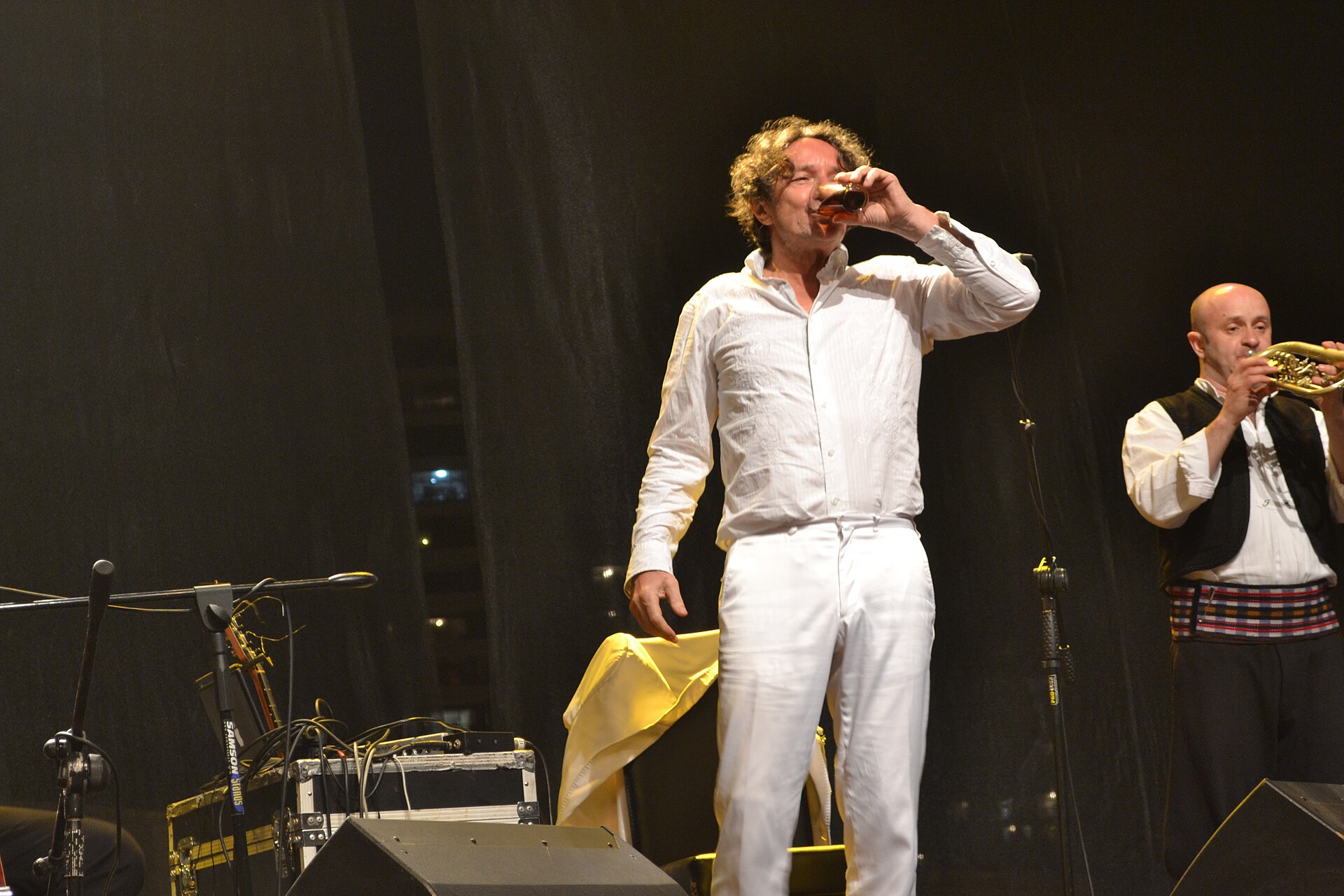 Goran Bregović på scen tillsammans med sin bröllops- och begravningsorkester under en konsert.