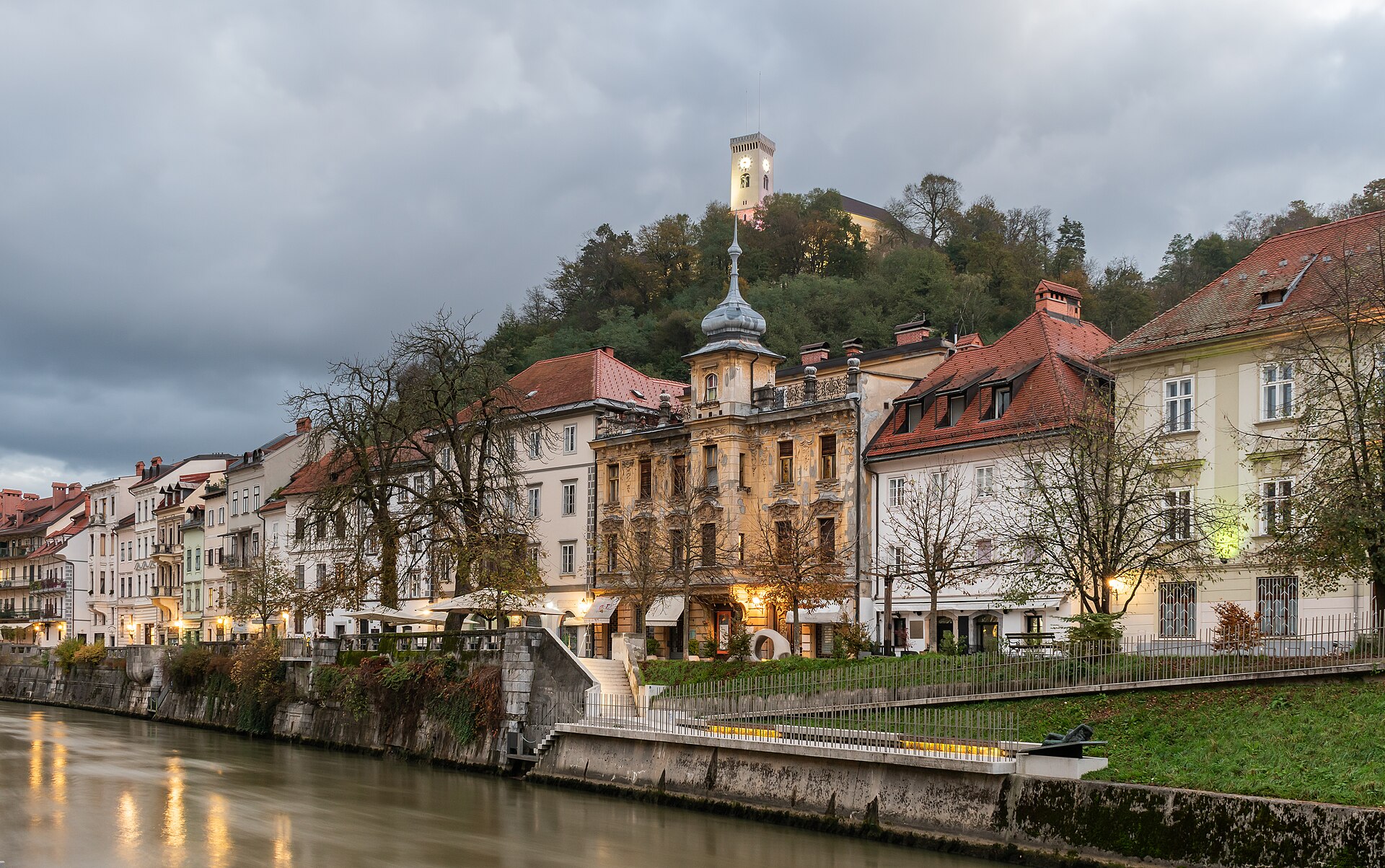 Vy över kanalen och byggnaderna vid Gallusovo nabrežje i Ljubljana, Slovenien.