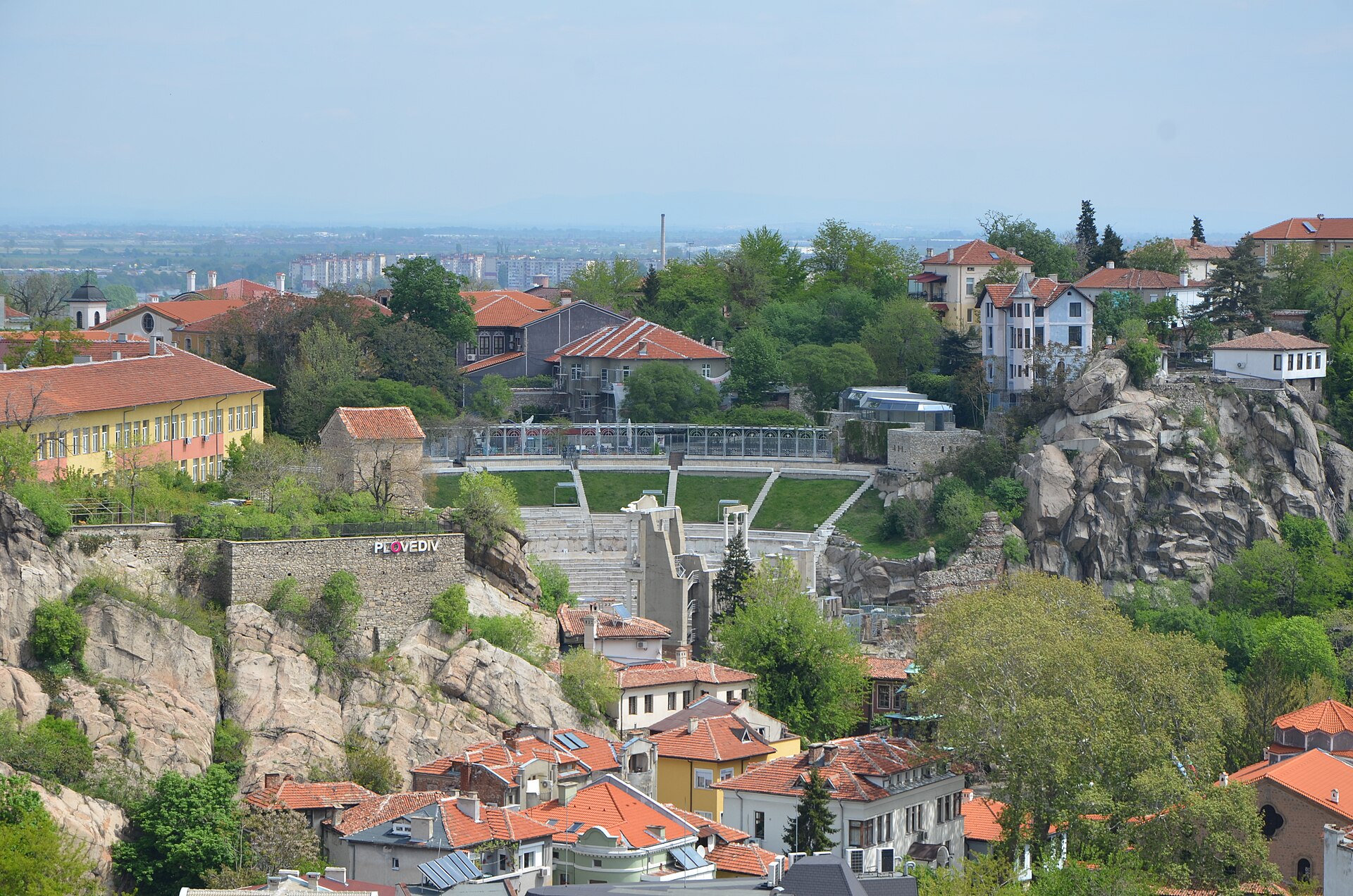 Den välbevarade antika romerska teatern i Plovdiv, vackert belägen med staden och bergen i bakgrunden.