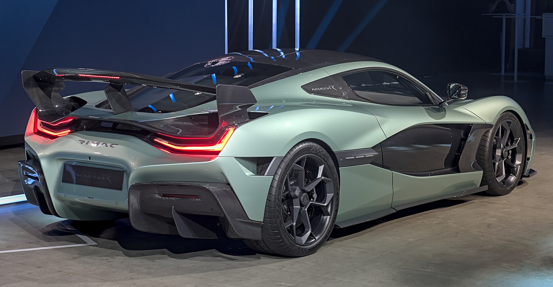 En röd elsupersportbil av märket Rimac Nevera R på en utställning.