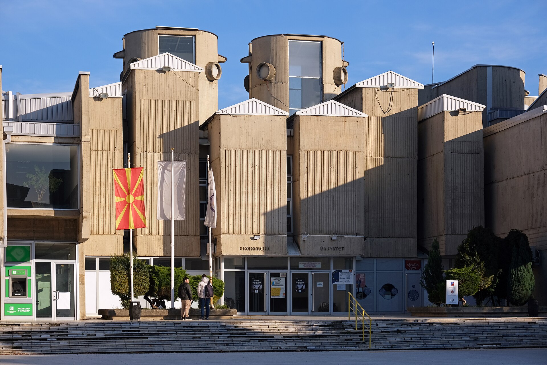 Dramatiska råbetongbyggnader på Ss. Cyril och Methodius-universitetets campus i Skopje, ett ikoniskt exempel på stadens brutalism.