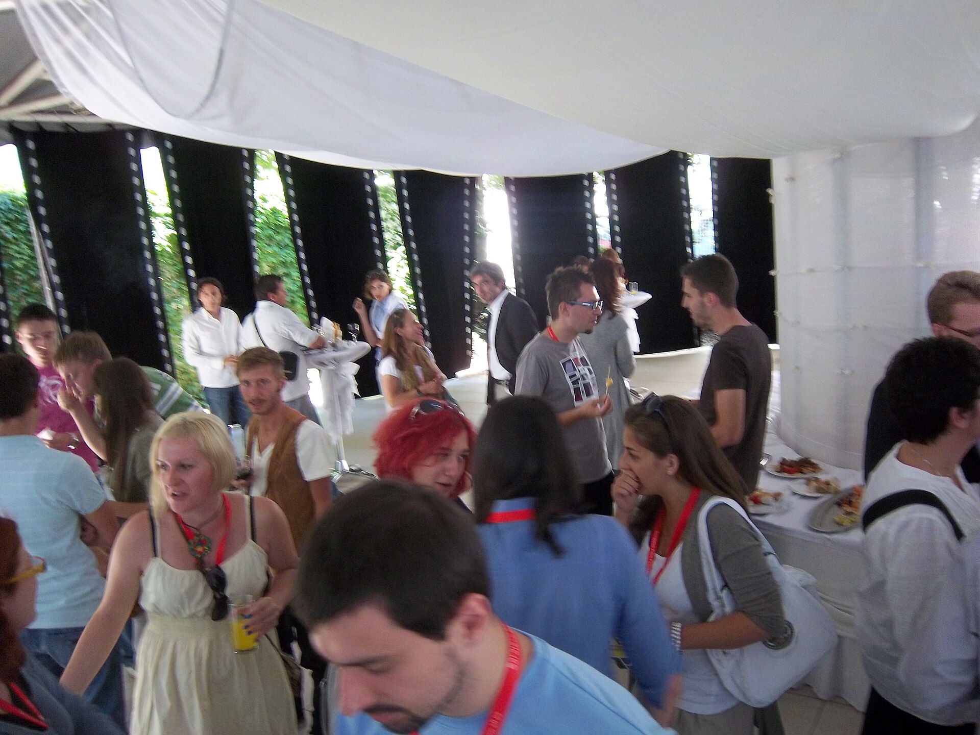 Nationalteatern i Sarajevo dekorerad med den röda mattan under Sarajevo Film Festival.