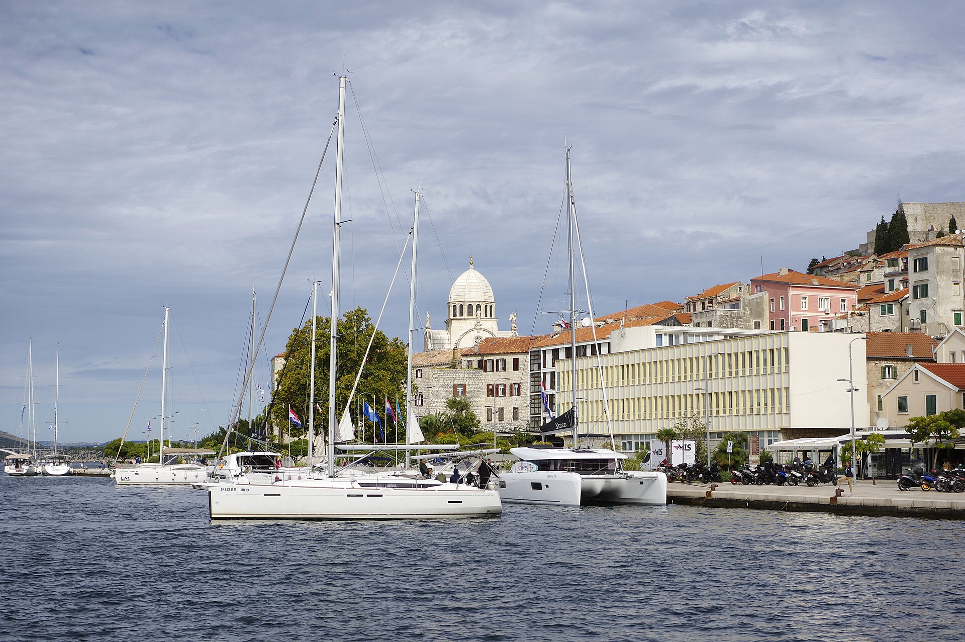 En stämningsfull vy över den historiska staden Šibenik i Kroatien.