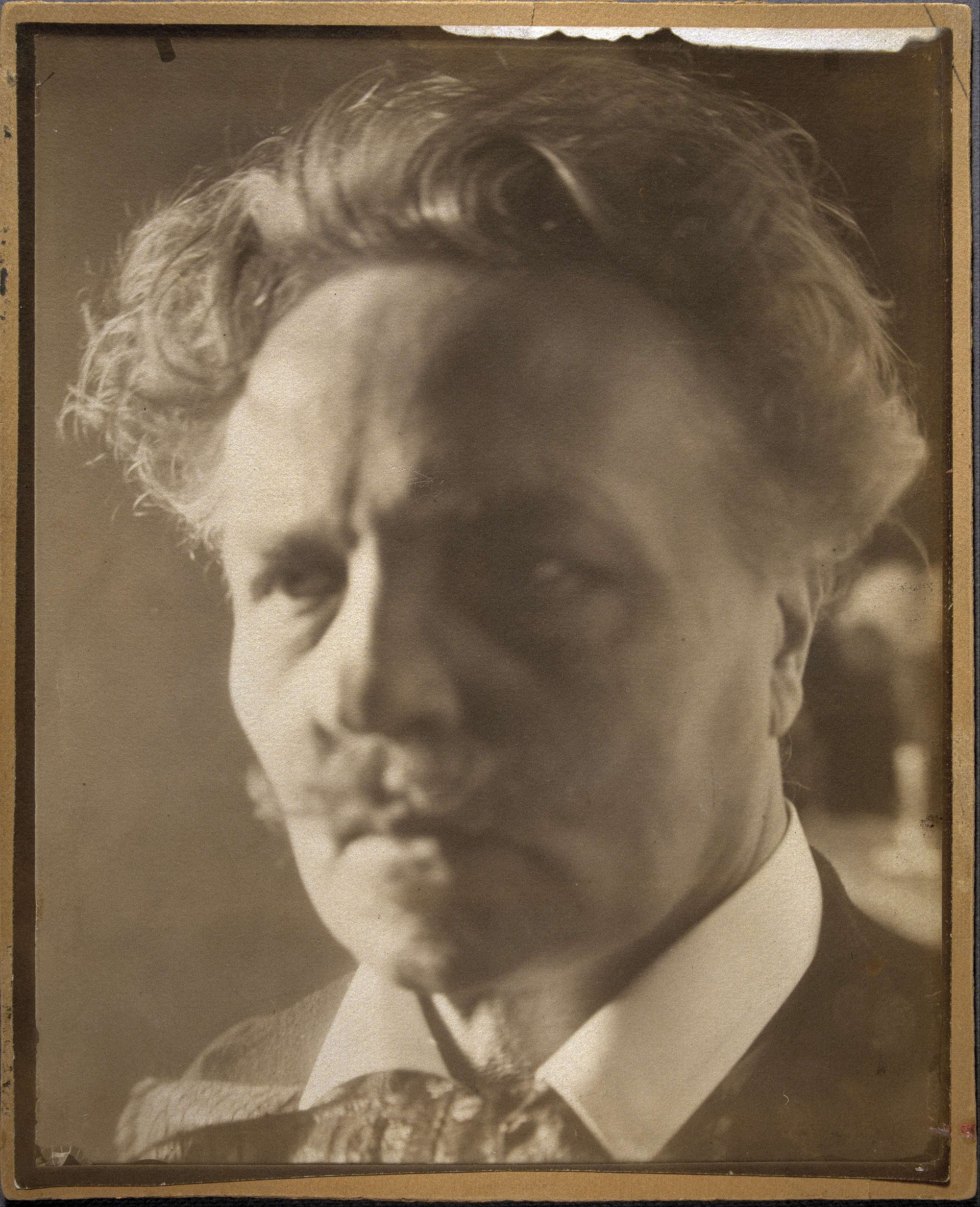 Svartvitt självporträtt av den svenske författaren och dramatikern August Strindberg.