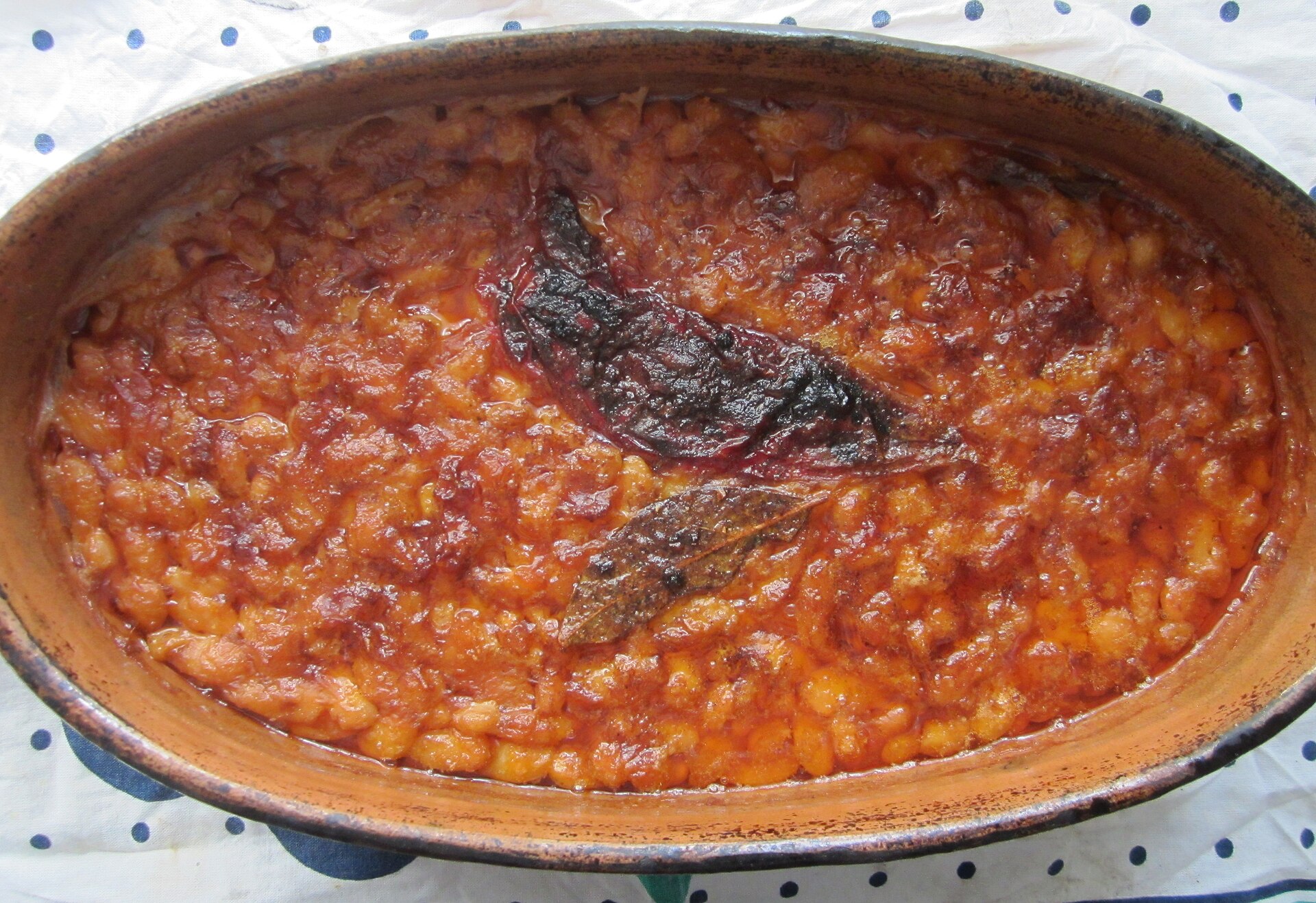 Traditionellt tillagad tavče gravče med vita bönor och paprika i en ugnsform.