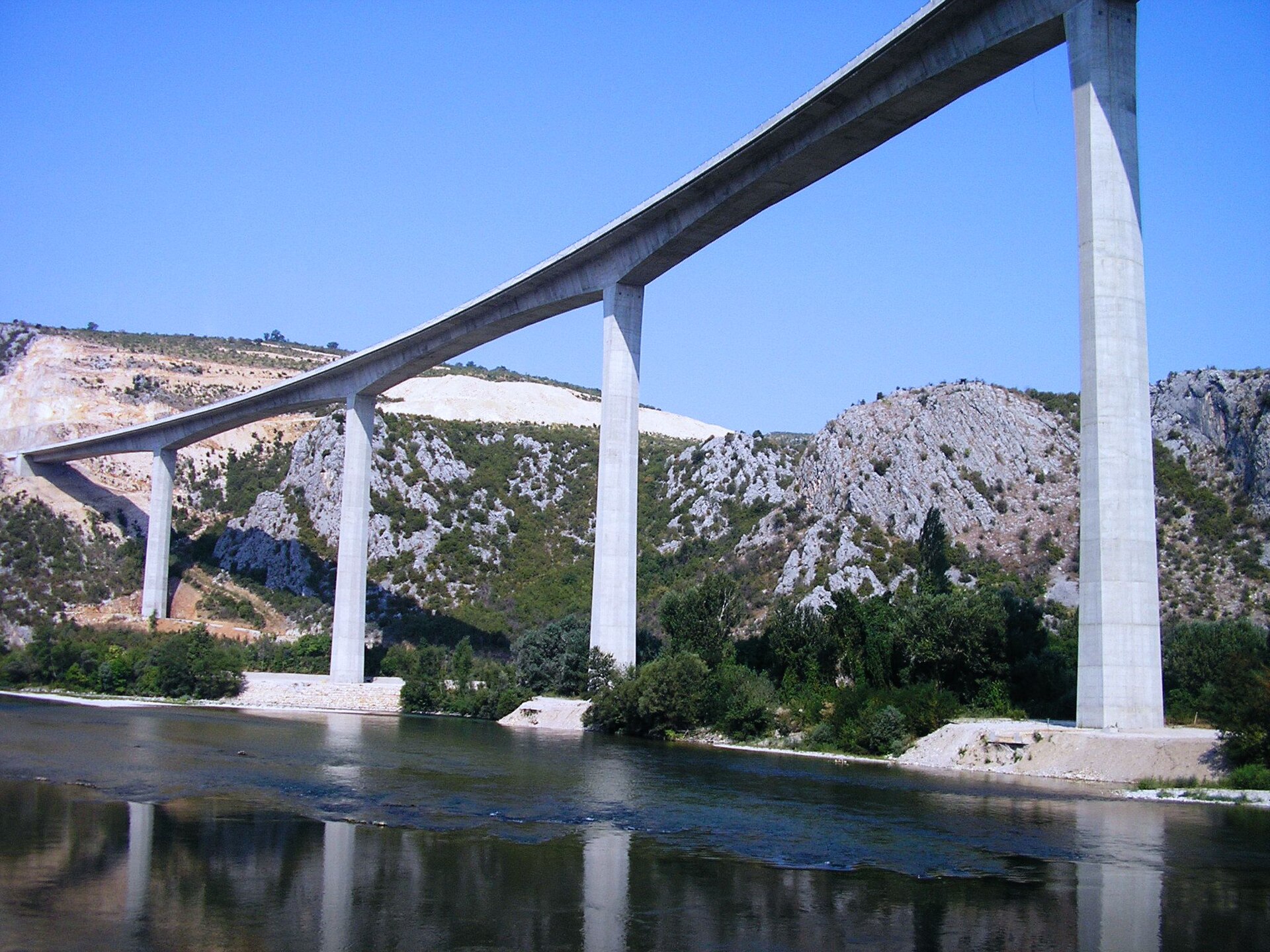 Hercegovina-bron i Bosnien och Hercegovina.