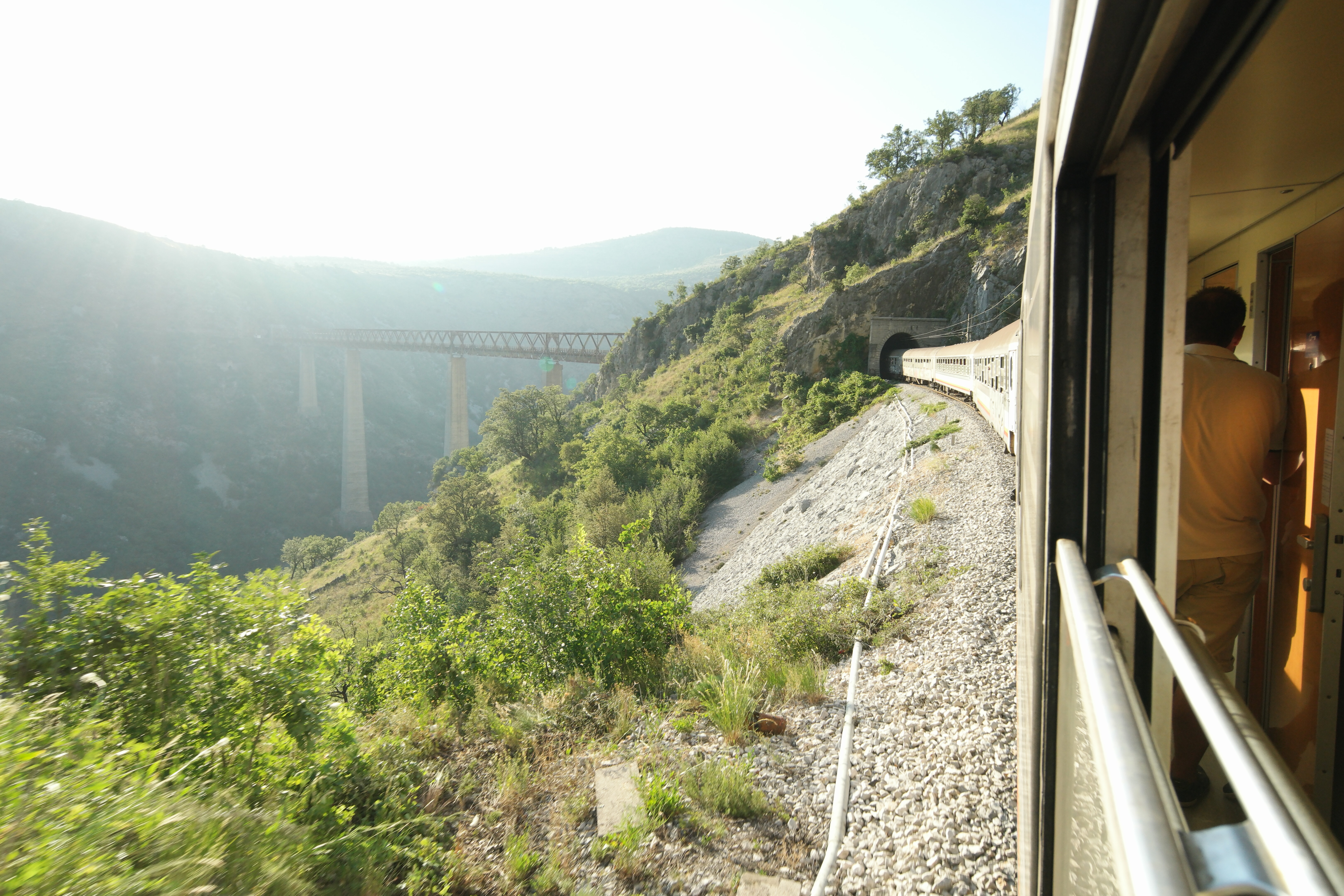 Tåg på järnvägen vid Mala Rijeka-viadukten i Montenegro.