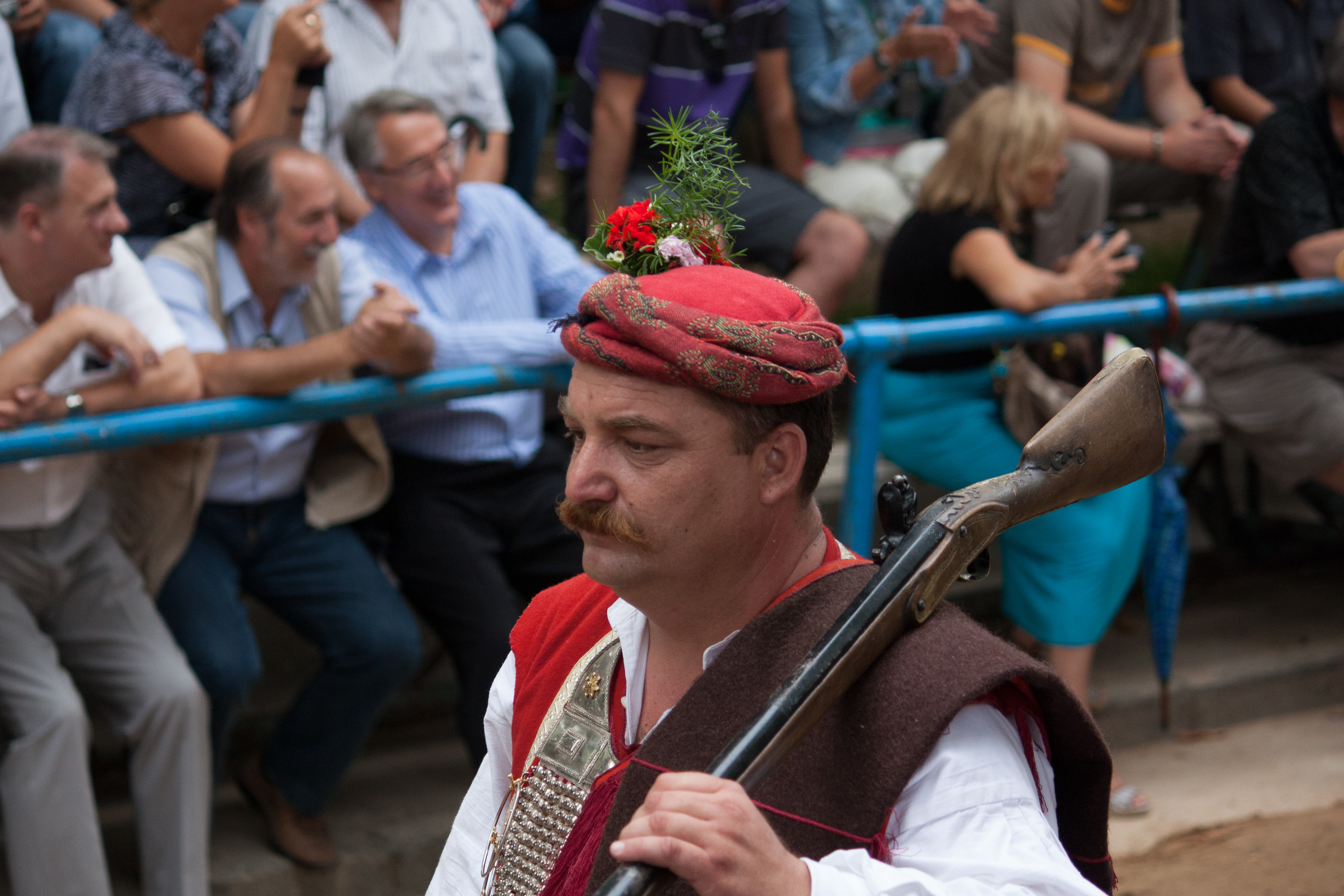 Alkari rider genom Sinj under Sinjska Alka, med traditionella dräkter och hästar i procession.