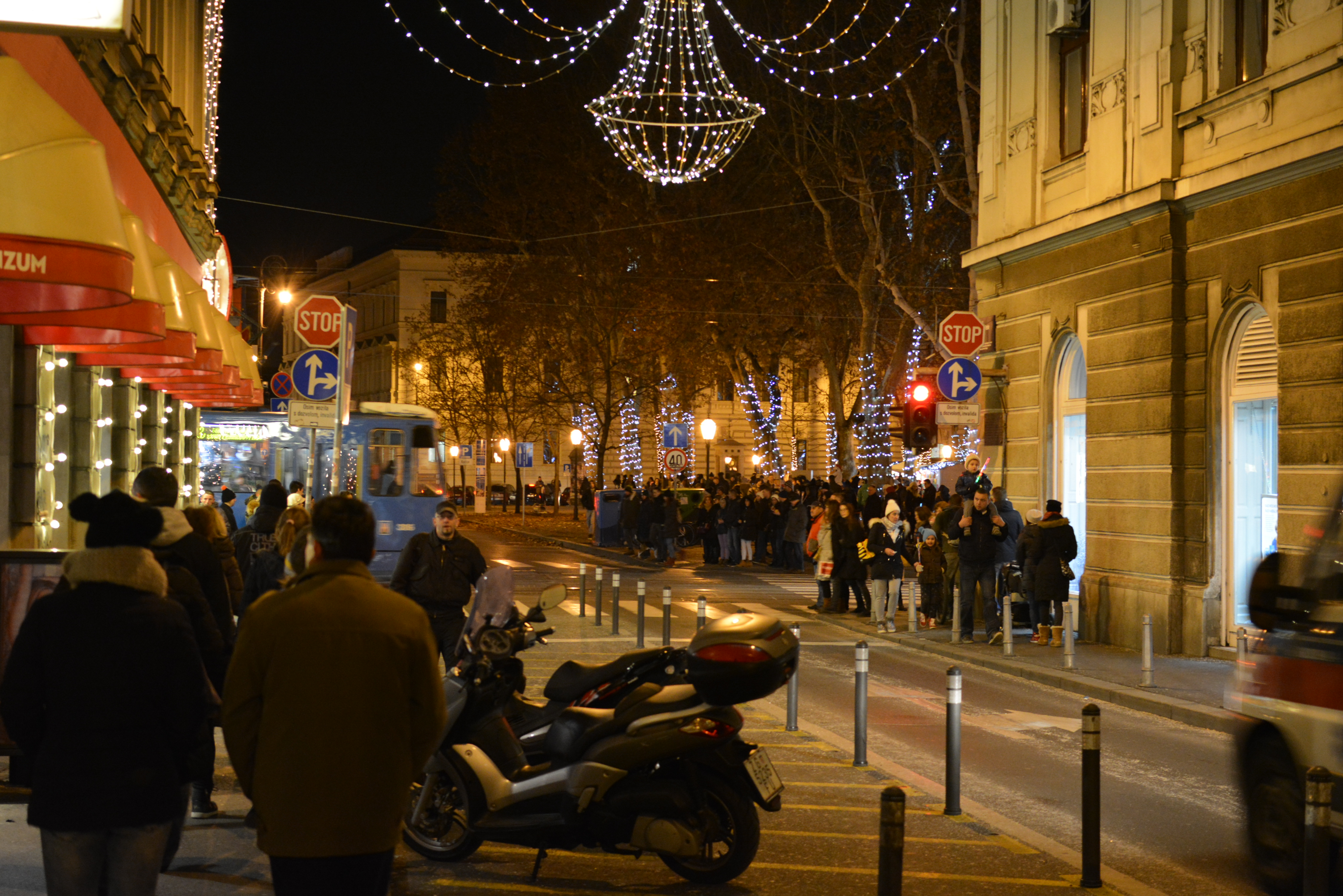 Adventsbelysning och juldekorationer i centrala Zagreb på kvällen.