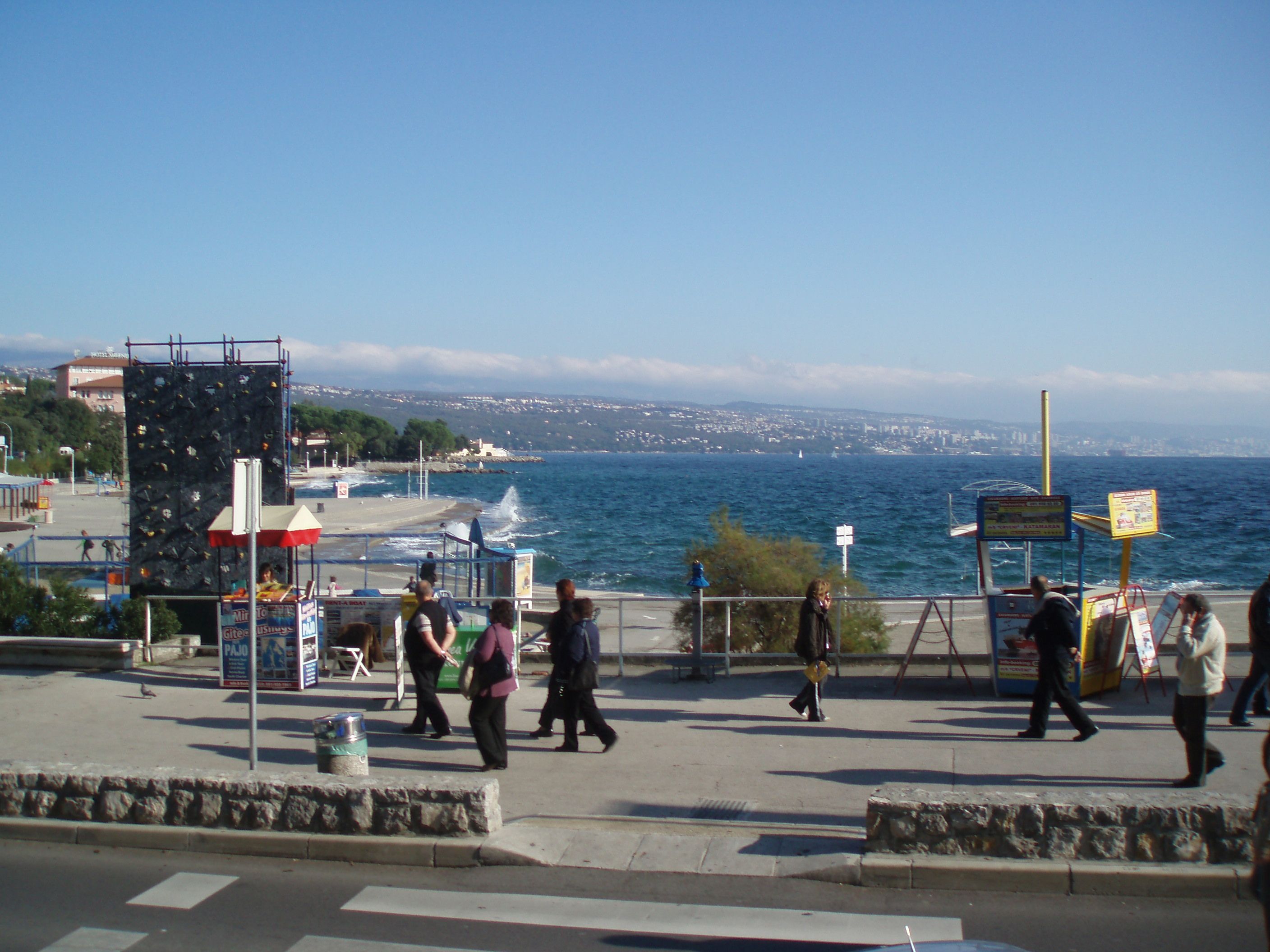 Promenad längs havet i Opatija under en klar vinterdag.