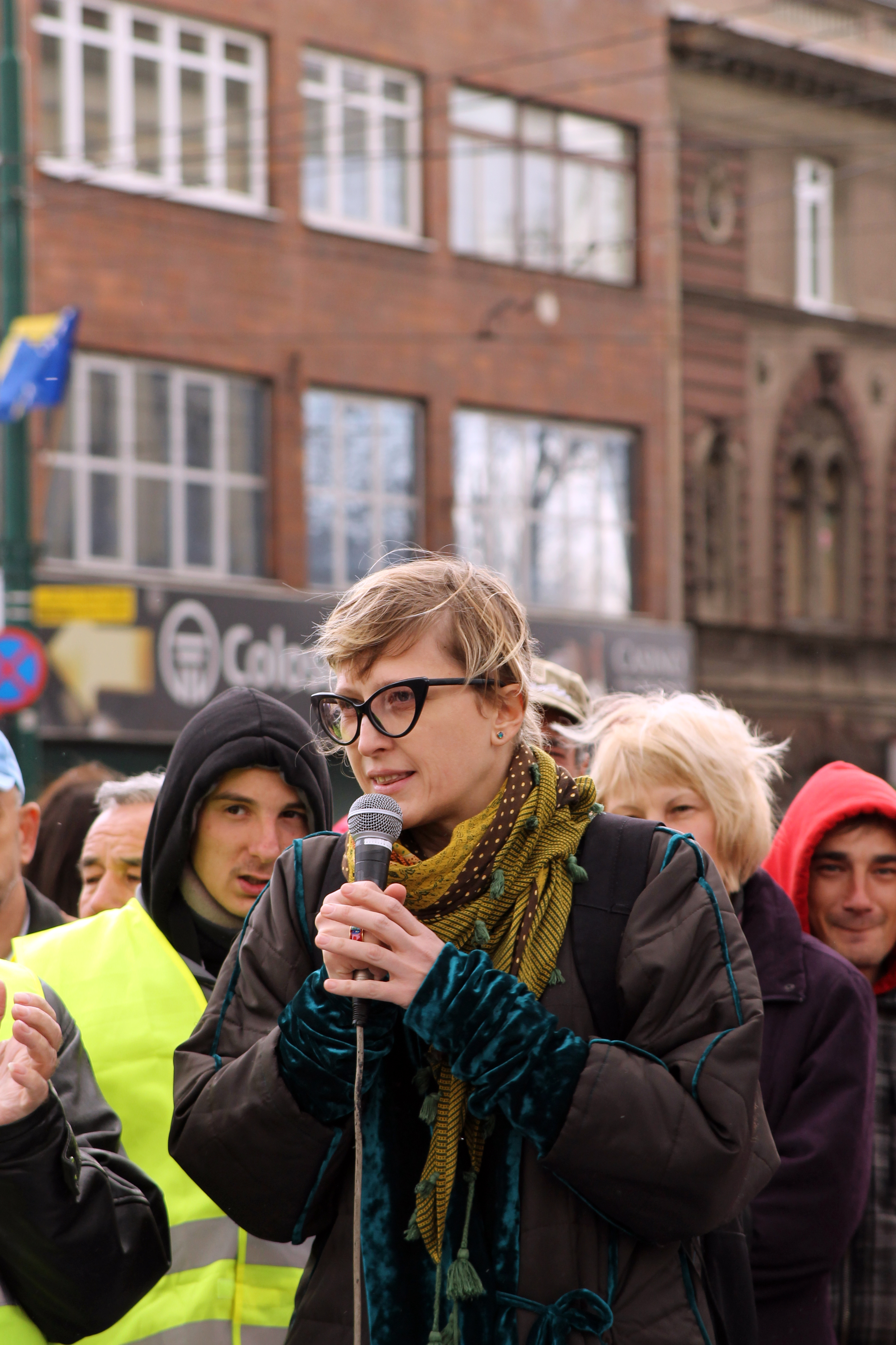 Jasmila Žbanić talar under protesterna i Sarajevo 2013.