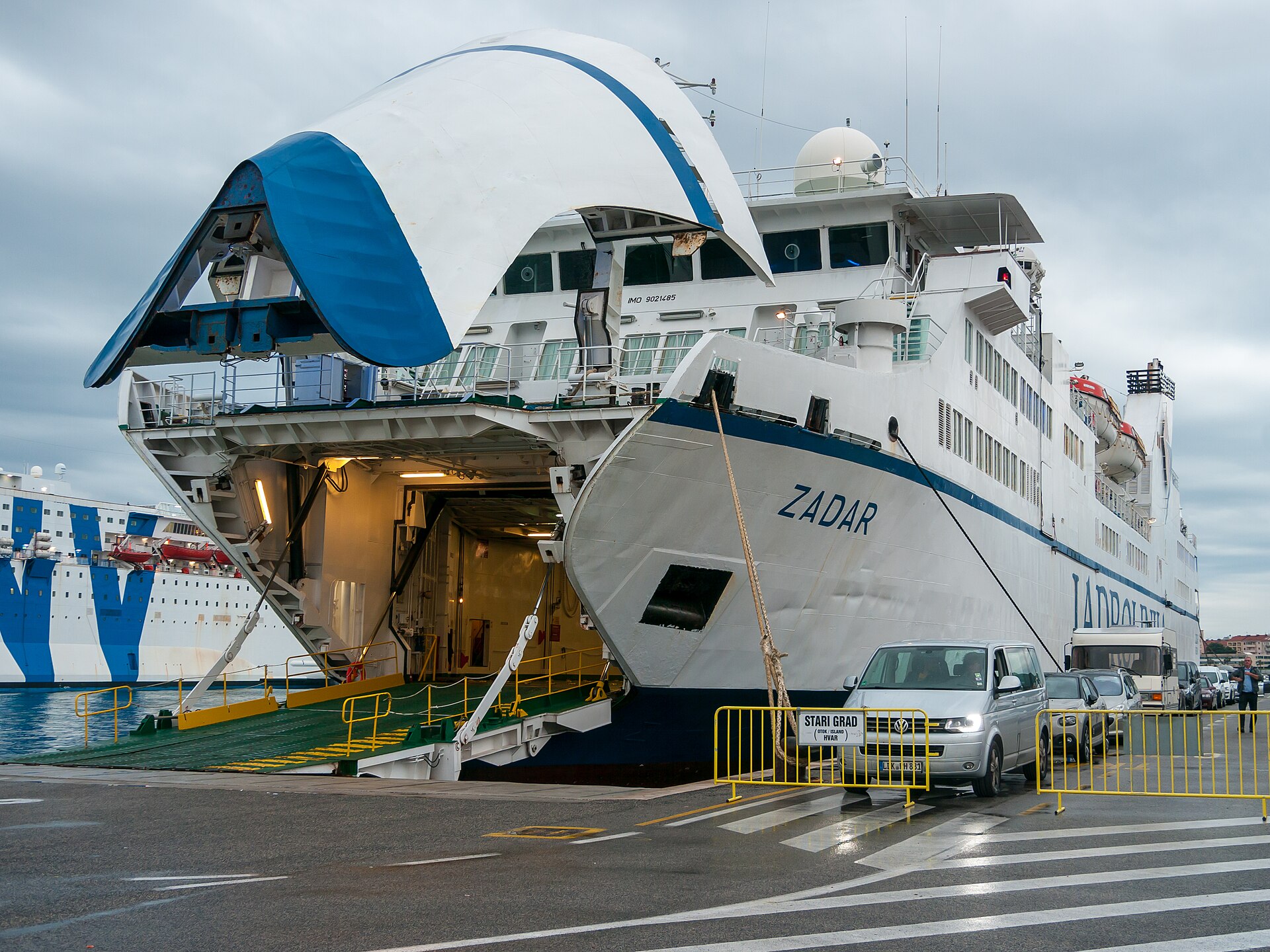 Bilar som köar framför den öppna bogrampen på bilfärjan Zadar i Splits hamn.