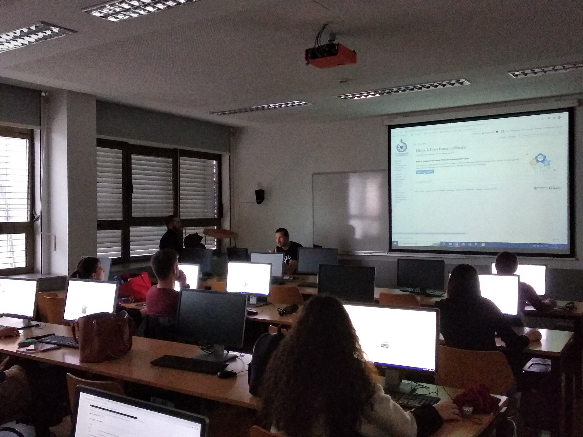 En föreläsare presenterar framför studenter i ett klassrum på Zagrebs universitet.