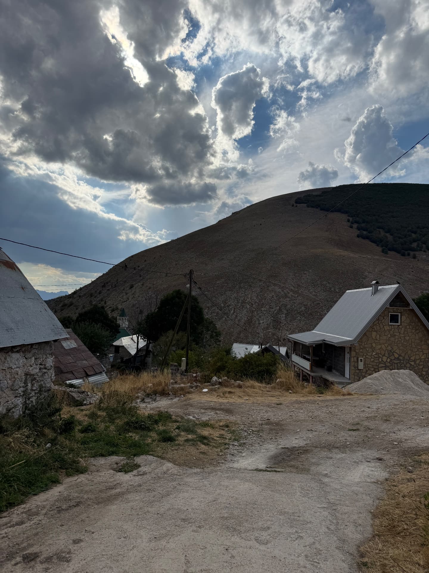 Hus och väg i Lukomir under Bjelašnicas bergssluttning.