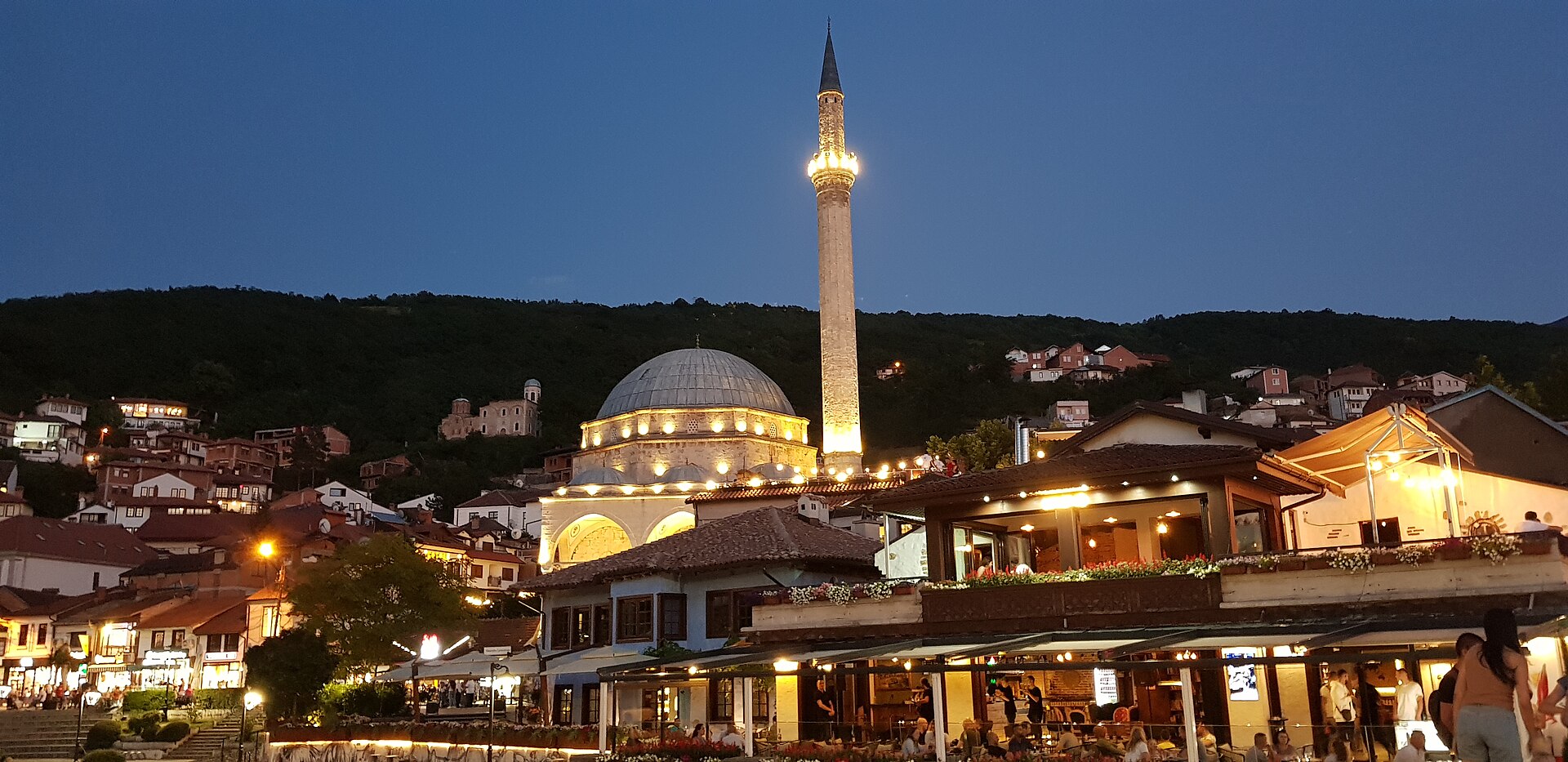 Vy över Prizrens gamla stad med Sinan Pasha-moskén sedd från bron över floden Bistrica.