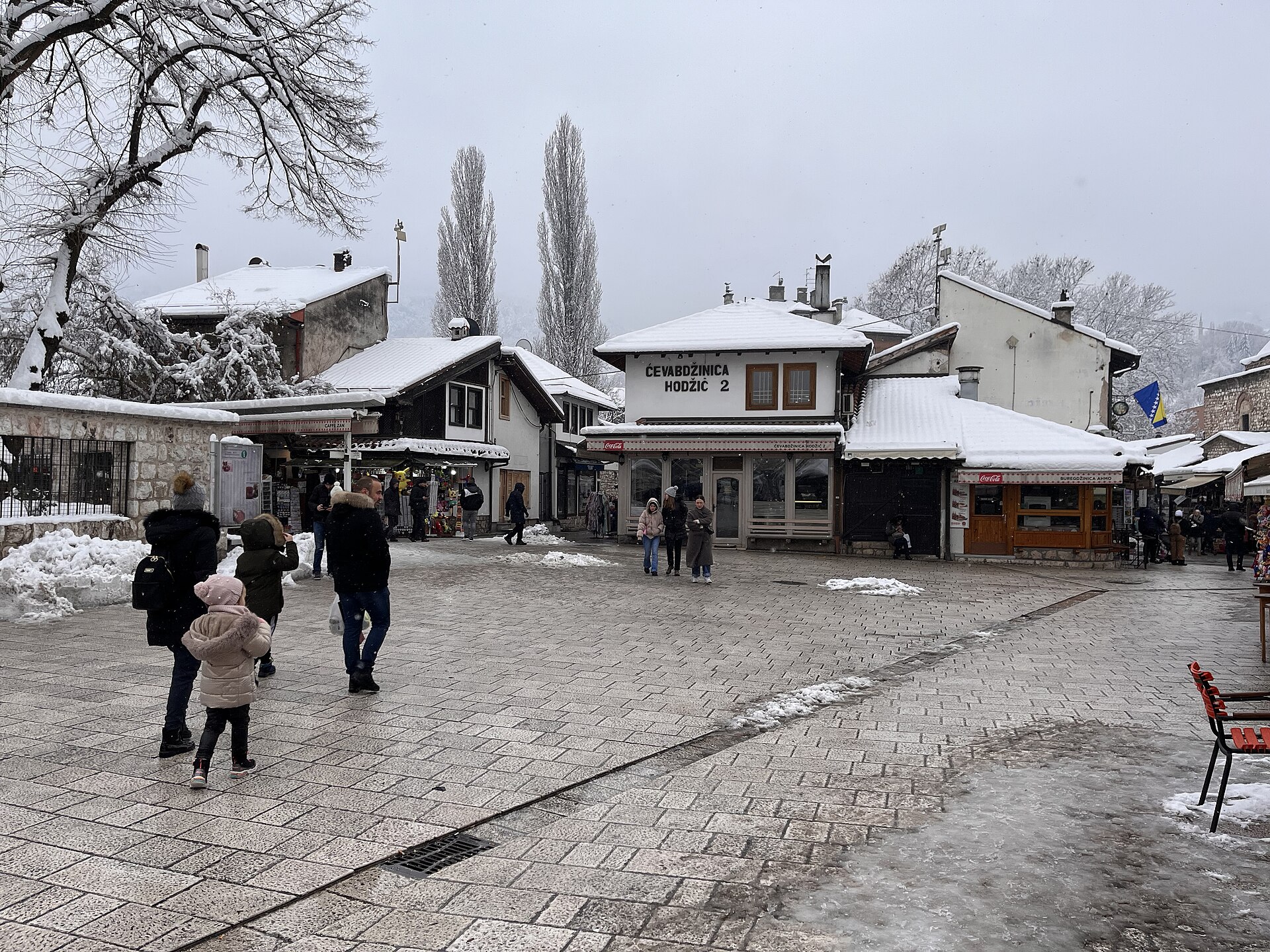 Gamla basarkvarteret Baščaršija i Sarajevo med Sebilj-fontänen och kringliggande hus.