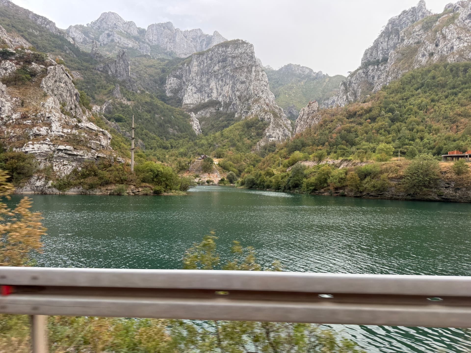 Neretvas grönblå vatten mellan dramatiska berg vid Jablanica.