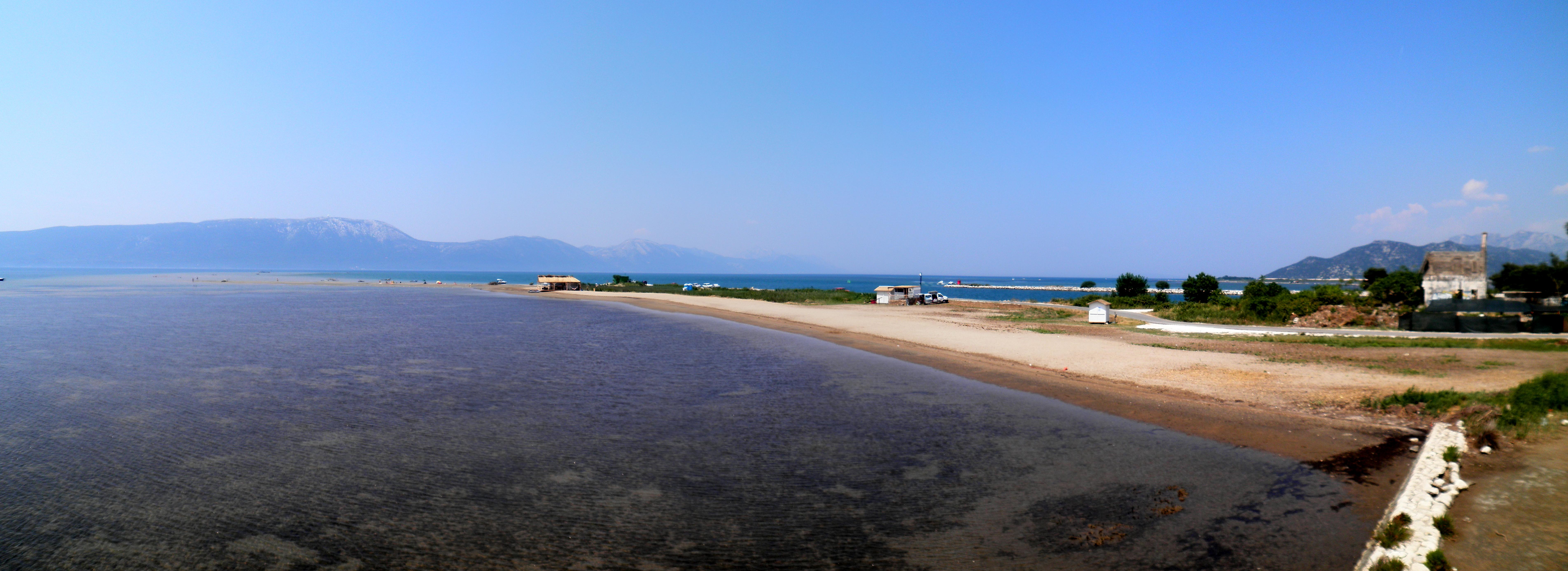 Neretvas mynning i Adriatiska havet sedd över deltalandskapet.