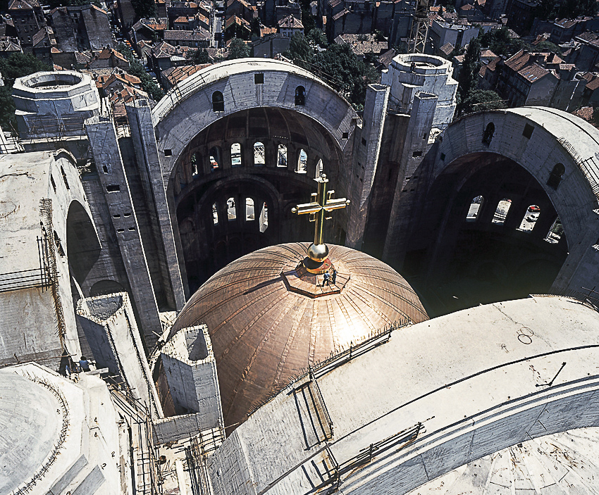 Den stora kupolkonstruktionen lyfts med hydraulik under bygget av Sankt Savas tempel 1989.