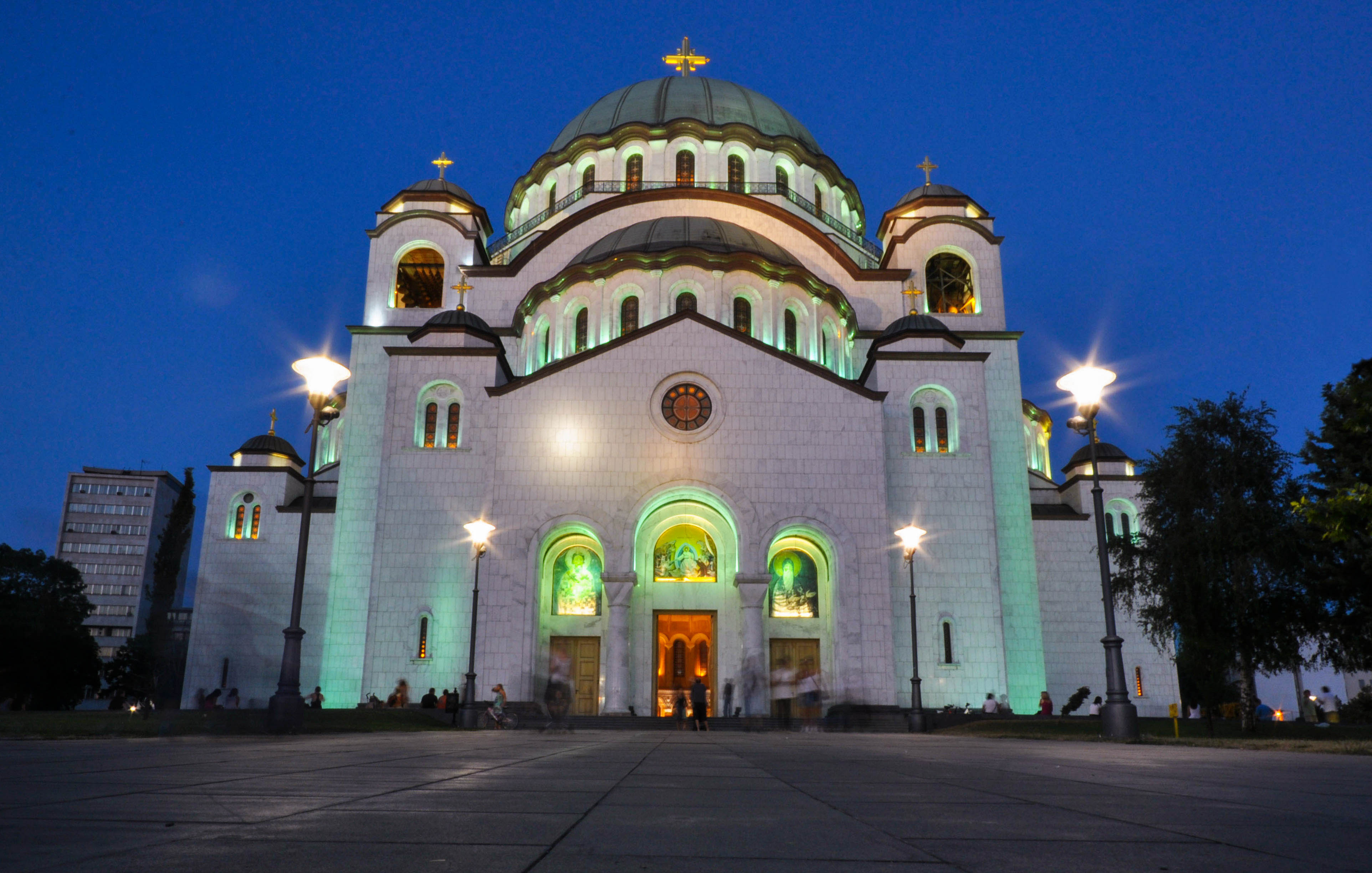 Sankt Savas tempel i Belgrad med den stora centralkupolen sedd i skymning.