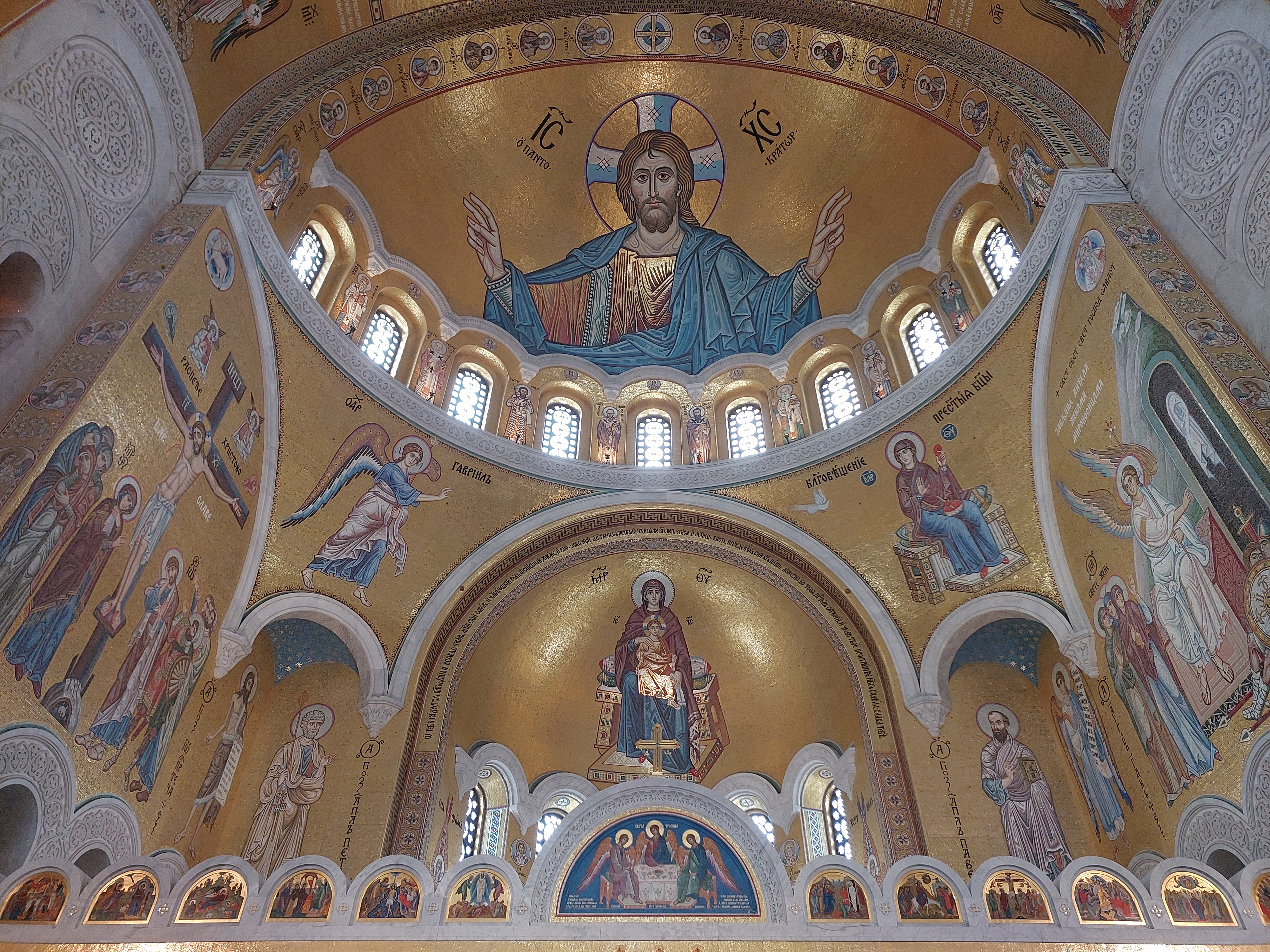 Interiören i Sankt Savas tempel med gyllene mosaiker över valv och väggar.