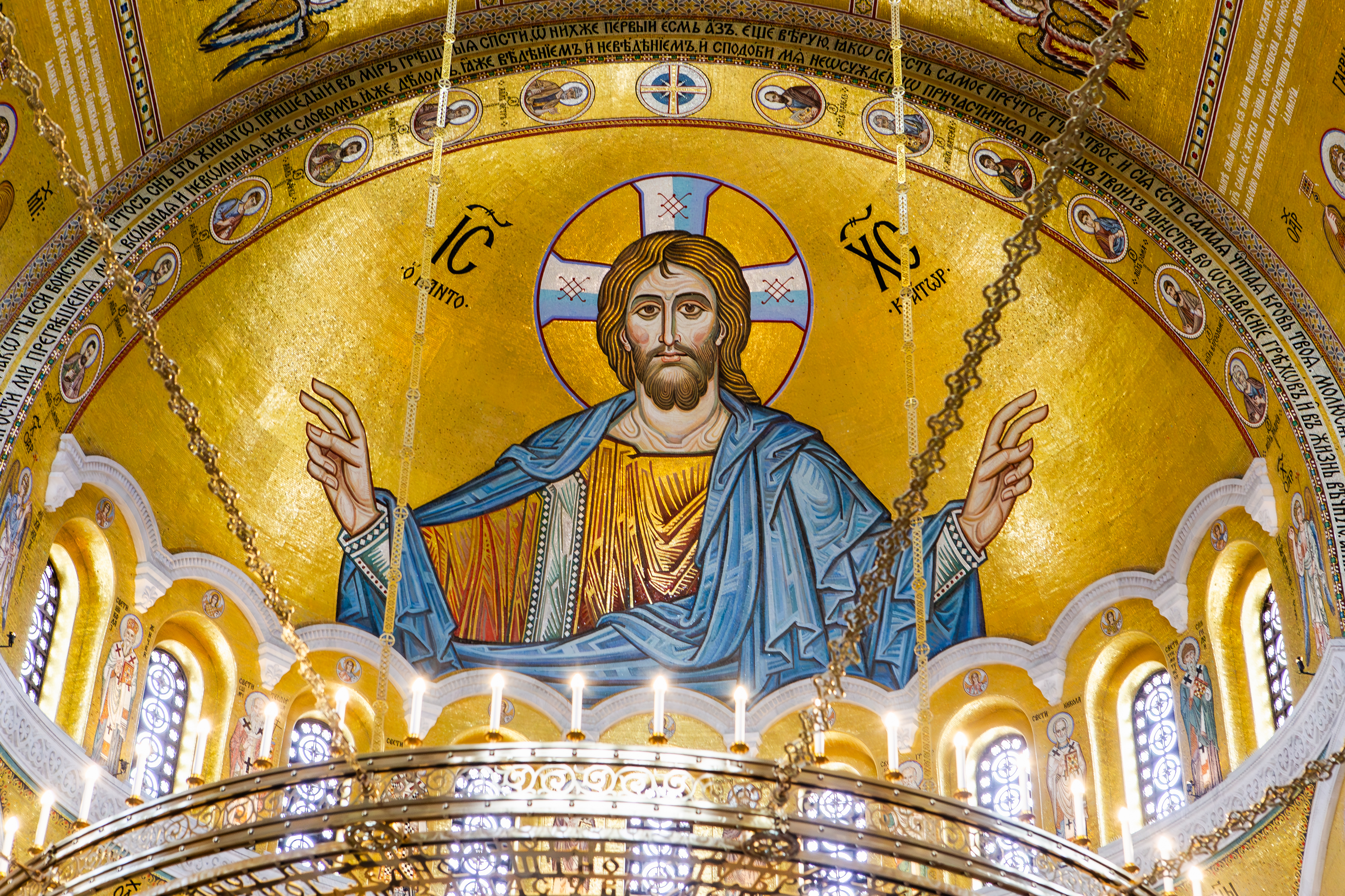 Mosaiken Kristus Pantokrator högt i kupolen i Sankt Savas tempel.