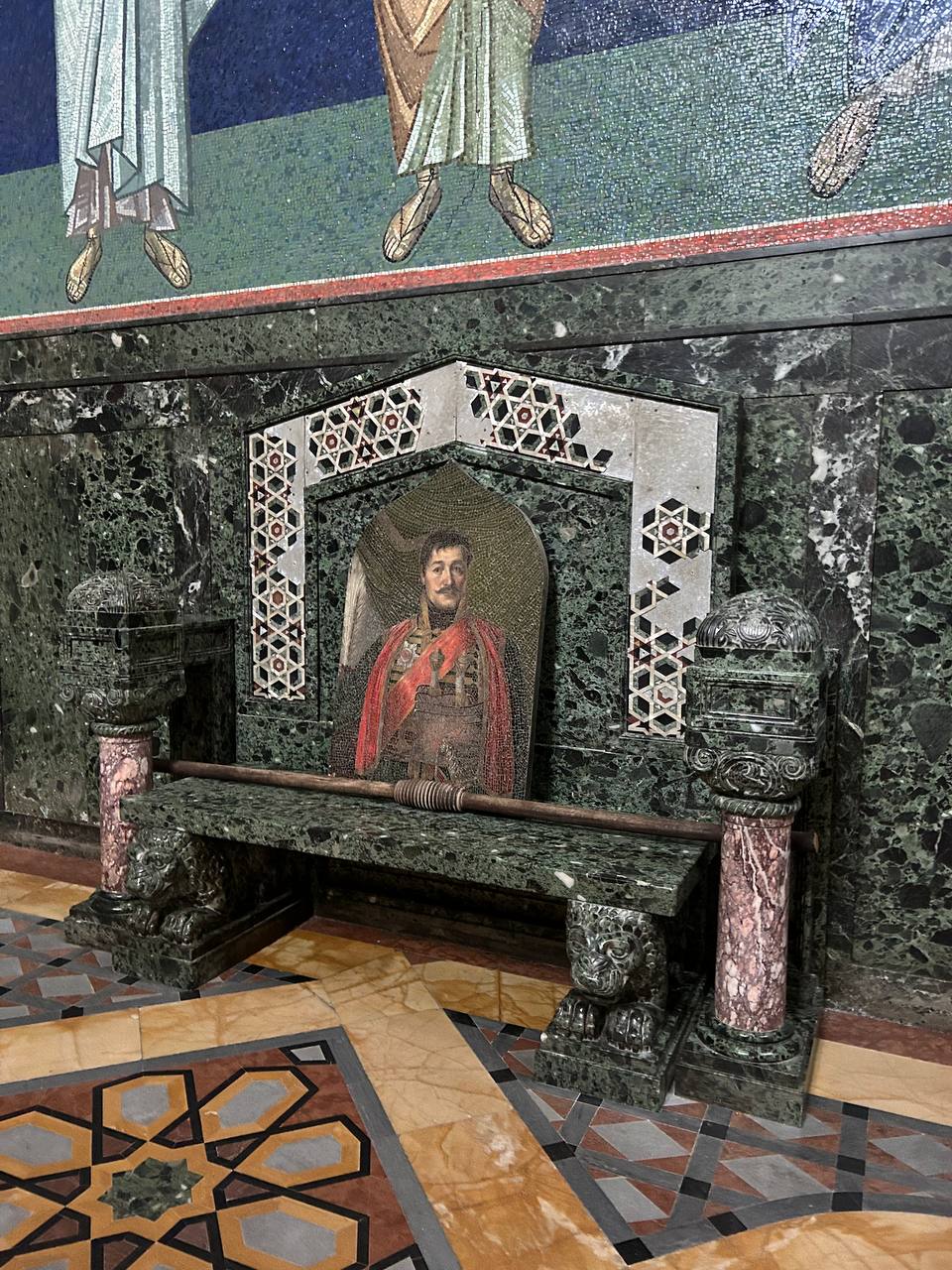 Mosaikporträtt av Karađorđe ovanför hans grav i Sankt Georgs kyrka, omgivet av grön marmor och mosaikfält.